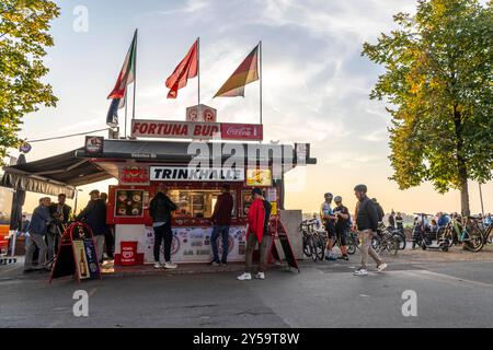 Rheinpromenade am Joseph-Beuys-Ufer, Blick auf die Oberkassler Brücke, Fortuna Büdchen, Kiosk am Rheinufer, beliebter Treff, besonders zum Sonnenuntergang, Düsseldorf, NRW, Deutschland Rheinufer Düsseldorf *** Rheinpromenade am Joseph Beuys Ufer, Blick auf die Oberkassler Brücke, Fortuna Büdchen, Kiosk am Rheinufer, beliebter Treffpunkt, besonders bei Sonnenuntergang, Düsseldorf, NRW, Deutschland Rheinufer Düsseldorf Stockfoto