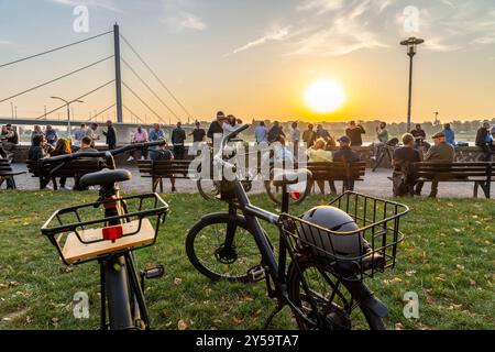 Rheinpromenade am Joseph-Beuys-Ufer, Blick auf die Oberkassler Brücke, Fortuna Büdchen, Kiosk am Rheinufer, beliebter Treff, besonders zum Sonnenuntergang, Düsseldorf, NRW, Deutschland Rheinufer Düsseldorf *** Rheinpromenade am Joseph Beuys Ufer, Blick auf die Oberkassler Brücke, Fortuna Büdchen, Kiosk am Rheinufer, beliebter Treffpunkt, besonders bei Sonnenuntergang, Düsseldorf, NRW, Deutschland Rheinufer Düsseldorf Stockfoto