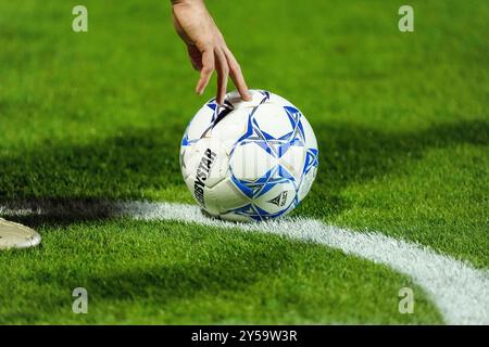 Zwolle, Niederlande. September 2024. ZWOLLE, NIEDERLANDE - 20. SEPTEMBER: Der Ball während eines niederländischen Eredivisie-Spiels zwischen PEC Zwolle und AZ bei MAC? PARK stadion am 20. September 2024 in Zwolle, Niederlande. (Foto von Ed van de Pol/Orange Pictures) Credit: dpa/Alamy Live News Stockfoto