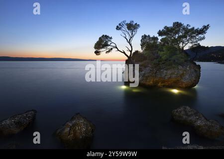 Sonnenuntergang am Strand mit Kamen Brela (Brela-Stein), Brela, Adria, Kroatien, Europa Stockfoto