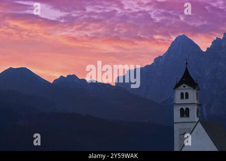 Dolomitenkirche Colle Santa Lucia bei Sonnenaufgang, Alpen, Italien, Europa Stockfoto