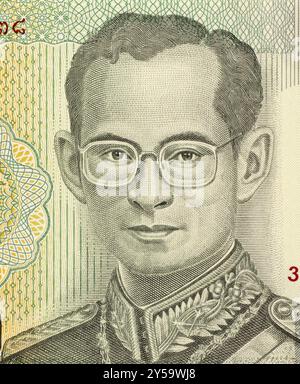 König Rama IX. (* 1927) auf 20-Baht-2011-Banknote aus Thailand. König von Thailand Stockfoto