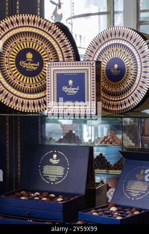 Charbonnel et Walker Schokoladengeschenkboxen im Old Bond Street Store in London, Großbritannien Stockfoto