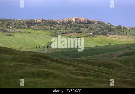 Skyline von Pienza mit bewölktem Himmel, Val d'Orcia, Toskana, Italien, Europa Stockfoto