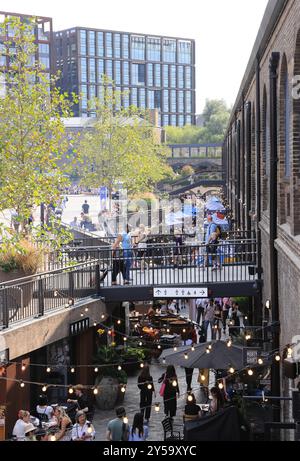 Lebhafte Lower & Stable Street am Coal Drops Yard, Kings Cross, Nord-London, Großbritannien Stockfoto