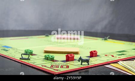 Passieren Gehen Sie auf einem Monopoly Board Stockfoto