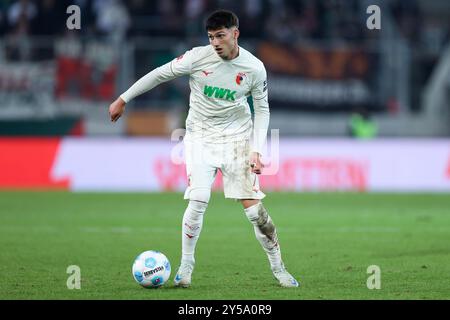 Augsburg, Deutschland. September 2024. Fußball 1. Bundesliga 4. Spieltag FC Augsburg - 1. FSV Mainz 05 am 20.09.2024 in der WWK Arena in Augsburg Yusuf Karhan Kabadayi ( Augsburg ) DFL-Vorschriften verbieten jede Verwendung von Fotografien als Bildsequenzen und/oder Quasi-Video. Foto: Revierfoto Credit: ddp Media GmbH/Alamy Live News Stockfoto