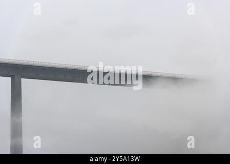 Das höchste deutsche Viadukt, auf dem die Autobahn 6 verläuft, die von Nebel und Wolken überholte Kochertalbrücke, nahe Schwabisch Hall, Deutschland, Europa Stockfoto
