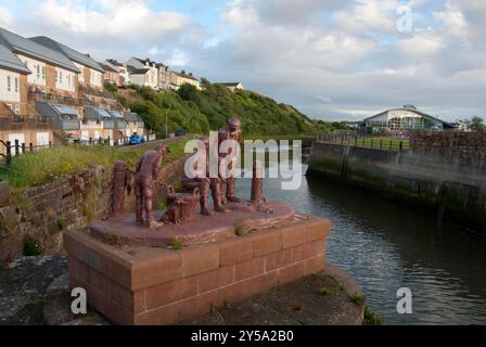 Maryport und Eine Fishy Tale Skulptur von Colin Telfer am Fluss Ellen, Cumbria, England Stockfoto