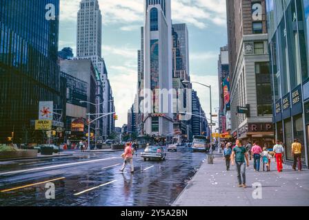 1970er Jahre Times Square Manhattan Street Szene mit Oldtimern, Fußgängern und NYC Schildern an einem sonnigen Tag in New York, USA Stockfoto