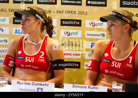 Im HALBFINALE 2012 schlagen Katrin Holtwick (1) und Ilka Semmler (2) aus Deutschland (in weiß) Simone Kuhn (1) und Nadine Zumkehr (2) aus der Schweiz (in rot, im Bild) im Halbfinale am 1. September 2012 ihren Platz im Finale der PAF Open in Mariehamn, Åland, Finnland. Foto: Rob Watkins. INFO: Das PAF Open Beach Volleyballturnier fand zwischen 2009-2013 in Mariehamn, Åland, Finnland statt. Es zog die besten internationalen Teams und Spieler als Rangliste der offiziellen FIVB World Tour an und zeigte hochkarätigen Beachvolleyball. Stockfoto