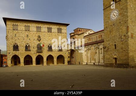 Pistoia: Kuppelplatz von Pistoia, einst Piazza Grande genannt, wo man sich das historische Gebäude wie den San Martino Dome und das Baptisterium vorstellen kann Stockfoto