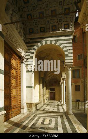 Pistoia: Kuppelplatz von Pistoia, einst Piazza Grande genannt, wo man sich das historische Gebäude wie den San Martino Dome und das Baptisterium vorstellen kann Stockfoto