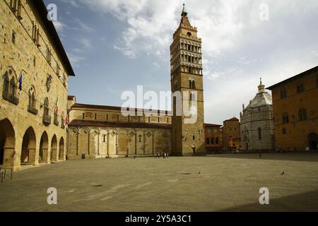 Pistoia: Kuppelplatz von Pistoia, einst Piazza Grande genannt, wo man sich das historische Gebäude wie den San Martino Dome und das Baptisterium vorstellen kann Stockfoto