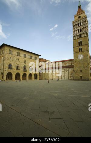 Pistoia: Kuppelplatz von Pistoia, einst Piazza Grande genannt, wo man sich das historische Gebäude wie den San Martino Dome und das Baptisterium vorstellen kann Stockfoto