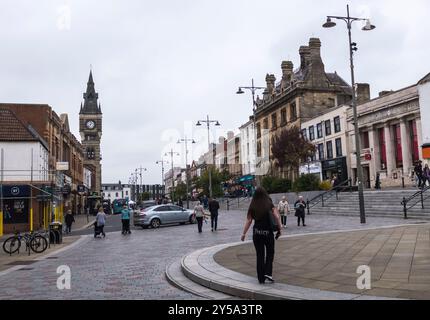 Blick auf das Stadtzentrum in Darlington, England, Großbritannien, mit der Stadtuhr und der High Row Stockfoto