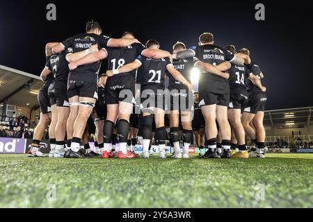 Newcastle, Gbr. September 2024. Die Falcons-Spieler bilden nach ihrer Niederlage im Gallagher Premiership-Spiel zwischen Newcastle Falcons und Bristol im Kingston Park, Newcastle am Freitag, den 20. September 2024, eine Zusammenkunft. (Foto: Chris Lishman | MI News) Credit: MI News & Sport /Alamy Live News Stockfoto