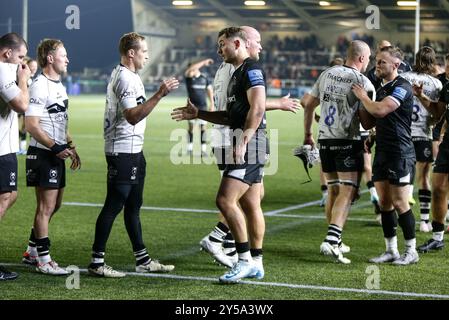 Newcastle, Gbr. September 2024. Ben Stevenson von Newcastle Falcons schüttelt Max Malins die Hand nach dem Gallagher Premiership-Spiel zwischen Newcastle Falcons und Bristol am Freitag, den 20. September 2024, im Kingston Park in Newcastle. (Foto: Chris Lishman | MI News) Credit: MI News & Sport /Alamy Live News Stockfoto