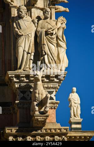 Die wunderschöne gotische romanische Fassade der Kathedrale Santa Maria Assunta, Siena, Toskana, Italien. Historische Denkmäler von Siena Stockfoto