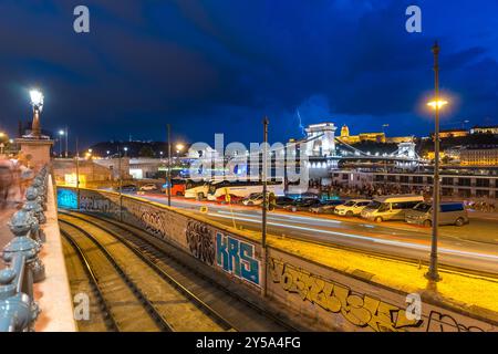Budapest, Ungarn - 18. Juni 2024: Nächtlicher Blick auf die Kettenbrücke und die Burg Buda während des Sturms. Stockfoto