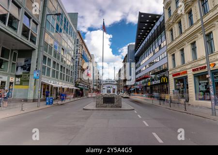 Berlin, 23. Juni 2024: Checkpoint Charlie. Sonniger Tag, mittelbewölkter Himmel. Stockfoto