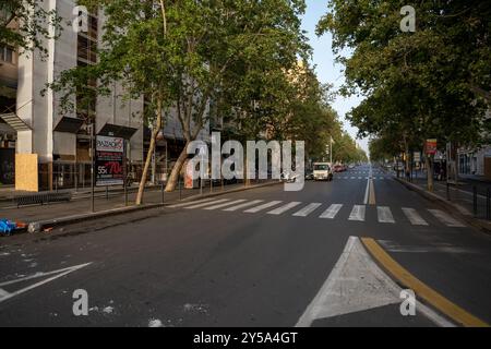 Catania, Italien – 20. Mai 2024: Catanias baumgesäumte Avenues: Eine ruhige urbane Szene. Stockfoto