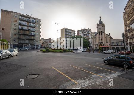 Catania, Italien - 20. Mai 2024: 49 Via Giacomo Leopardi Straßenblick. Stockfoto