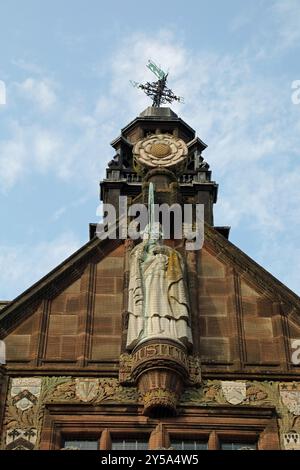 Statue of Justice von Henry Wilson an der Fassade des Coventry Council House Stockfoto