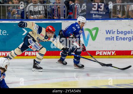 20.09.2024, DEL, Deutsche Eishockey Liga Saison 2024/25, 1. Spieltag: Adler Mannheim gegen Schwenninger Wild Wings. Bild: Duell um den Puck zwischen K Stockfoto