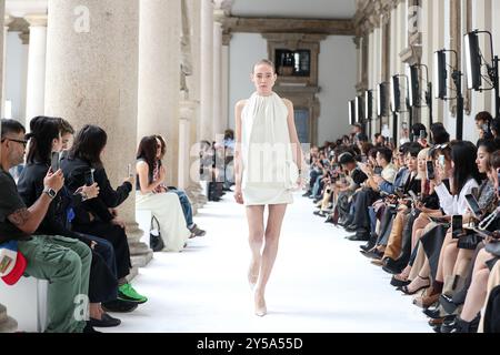 Mailand, Italien. September 2024. Ein Modell präsentiert eine Kreation aus den Frühjahr/Sommer 2025 Kollektionen von Sportmax während der Milan Fashion Week in Mailand, Italien, am 20. September 2024. Quelle: Li Jing/Xinhua/Alamy Live News Stockfoto