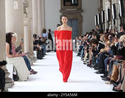 Mailand, Italien. September 2024. Ein Modell präsentiert eine Kreation aus den Frühjahr/Sommer 2025 Kollektionen von Sportmax während der Milan Fashion Week in Mailand, Italien, am 20. September 2024. Quelle: Li Jing/Xinhua/Alamy Live News Stockfoto