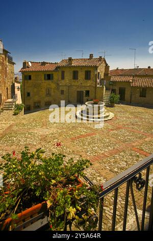 Castiglione d'Orcia, Siena: Das Dorf Castiglione d'Orcia ist ein Beispiel für mittelalterliche Architektur, perfekt erhalten © Marco Anghinoni / Grazi Stockfoto