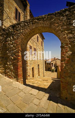 Castiglione d'Orcia, Siena: Das Dorf Castiglione d'Orcia ist ein Beispiel für mittelalterliche Architektur, perfekt erhalten © Marco Anghinoni / Grazi Stockfoto