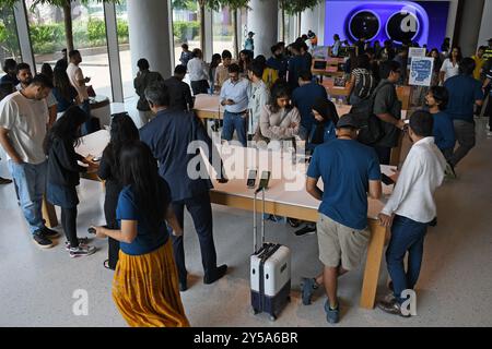 Mumbai, Indien. September 2024. Kunden werden im Apple Store im Bandra Kurla Complex (BKC) in Mumbai gesehen. Die Kunden standen in einer langen Warteschlange, um die neue iPhone 16-Serie zu überprüfen und zu kaufen, die am 20. September 2024 in den Handel kam. Quelle: SOPA Images Limited/Alamy Live News Stockfoto