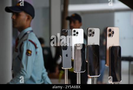 Mumbai, Indien. September 2024. Ansicht der iPhone 16-Modelle im Apple Store im Bandra Kurla Complex (BKC) in Mumbai. Die Kunden standen in einer langen Warteschlange, um die neue iPhone 16-Serie zu überprüfen und zu kaufen, die am 20. September 2024 in den Handel kam. Quelle: SOPA Images Limited/Alamy Live News Stockfoto