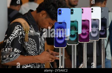 Mumbai, Indien. September 2024. Ansicht der iPhone 16-Modelle im Apple Store im Bandra Kurla Complex (BKC) in Mumbai. Die Kunden standen in einer langen Warteschlange, um die neue iPhone 16-Serie zu überprüfen und zu kaufen, die am 20. September 2024 in den Handel kam. Quelle: SOPA Images Limited/Alamy Live News Stockfoto