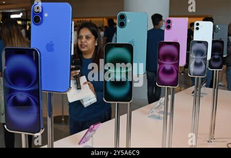 Mumbai, Indien. September 2024. Ansicht der iPhone 16-Modelle im Apple Store im Bandra Kurla Complex (BKC) in Mumbai. Die Kunden standen in einer langen Warteschlange, um die neue iPhone 16-Serie zu überprüfen und zu kaufen, die am 20. September 2024 in den Handel kam. Quelle: SOPA Images Limited/Alamy Live News Stockfoto