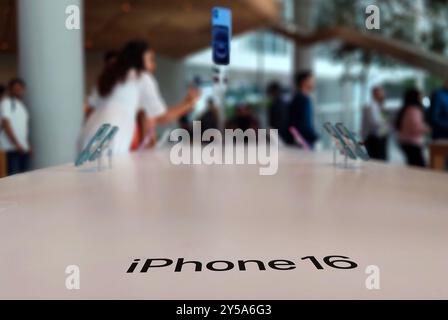 Mumbai, Indien. September 2024. Das iPhone 16-Branding ist im Apple Store im Bandra Kurla Complex (BKC) in Mumbai zu sehen. Die Kunden standen in einer langen Warteschlange, um die neue iPhone 16-Serie zu überprüfen und zu kaufen, die am 20. September 2024 in den Handel kam. Quelle: SOPA Images Limited/Alamy Live News Stockfoto