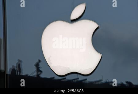 Mumbai, Indien. September 2024. Das Apple Logo ist auf dem Glas im Apple Store im Bandra Kurla Complex (BKC) in Mumbai zu sehen. Die Kunden standen in einer langen Warteschlange, um die neue iPhone 16-Serie zu überprüfen und zu kaufen, die am 20. September 2024 in den Handel kam. Quelle: SOPA Images Limited/Alamy Live News Stockfoto