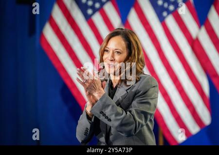 ATLANTA, GEORGIA – 20. SEPTEMBER: Die US-Vizepräsidentin und Kandidatin des demokratischen Präsidentschaftskandidaten Kamala Harris tritt am 20. September 2024 auf der Bühne des Cobb Energy Performing Arts Centre in Atlanta, Georgia, auf. (Foto: Julia Beverly/Alamy Live News) Stockfoto