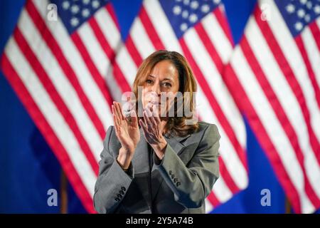 ATLANTA, GEORGIA – 20. SEPTEMBER: Die US-Vizepräsidentin und Kandidatin des demokratischen Präsidentschaftskandidaten Kamala Harris tritt am 20. September 2024 auf der Bühne des Cobb Energy Performing Arts Centre in Atlanta, Georgia, auf. (Foto: Julia Beverly/Alamy Live News) Stockfoto