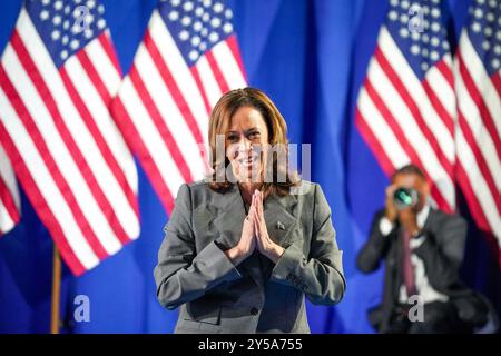 ATLANTA, GEORGIA – 20. SEPTEMBER: Die US-Vizepräsidentin und Kandidatin des demokratischen Präsidentschaftskandidaten Kamala Harris tritt am 20. September 2024 auf der Bühne des Cobb Energy Performing Arts Centre in Atlanta, Georgia, auf. (Foto: Julia Beverly/Alamy Live News) Stockfoto