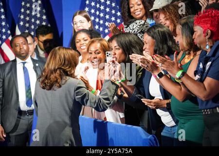 ATLANTA, GEORGIA – 20. SEPTEMBER: US-Vizepräsidentin und demokratische Präsidentschaftskandidatin Kamala Harris begrüßt Unterstützer im Cobb Energy Performing Arts Centre am 20. September 2024 in Atlanta, Georgia. (Foto: Julia Beverly/Alamy Live News) Stockfoto