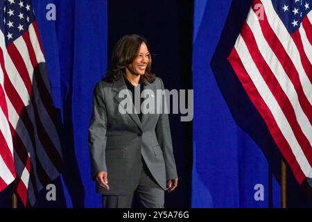 ATLANTA, GEORGIA – 20. SEPTEMBER: Die US-Vizepräsidentin und Kandidatin des demokratischen Präsidentschaftskandidaten Kamala Harris tritt am 20. September 2024 auf der Bühne des Cobb Energy Performing Arts Centre in Atlanta, Georgia, auf. (Foto: Julia Beverly/Alamy Live News) Stockfoto