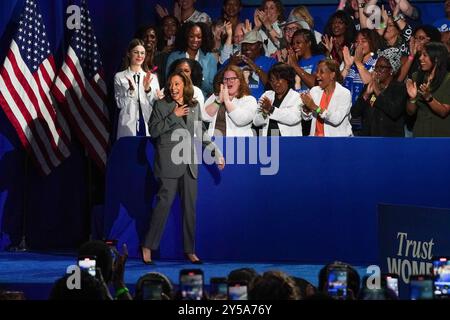 ATLANTA, GEORGIA – 20. SEPTEMBER: US-Vizepräsidentin und Kandidat für den demokratischen Präsidentschaftskandidat Kamala Harris wird am 20. September 2024 im Cobb Energy Performing Arts Centre in Atlanta, Georgia, von Gesundheitsdienstleistern bejubelt. (Foto: Julia Beverly/Alamy Live News) Stockfoto