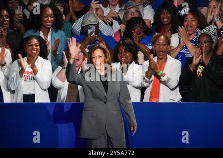 ATLANTA, GEORGIA – 20. SEPTEMBER: US-Vizepräsidentin und Kandidat für den demokratischen Präsidentschaftskandidat Kamala Harris wird am 20. September 2024 im Cobb Energy Performing Arts Centre in Atlanta, Georgia, von Gesundheitsdienstleistern bejubelt. (Foto: Julia Beverly/Alamy Live News) Stockfoto