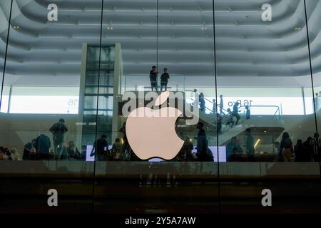 Kuala Lumpur, Malaysia. September 2024. Personen, die während der Einführung des neuen iPhone 16 und 16 pro bei TRX Exchange gesehen wurden. Zum ersten Mal hat Apple das neue iPhone 16 und 16 Pro in Malaysia veröffentlicht, am selben Tag wie die Vereinigten Staaten. Die Leute haben sich geneigt, um einen Blick zu bekommen. Quelle: SOPA Images Limited/Alamy Live News Stockfoto