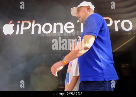 Kuala Lumpur, Malaysia. September 2024. Personen, die während der Einführung des neuen iPhone 16 und 16 pro bei TRX Exchange gesehen wurden. Zum ersten Mal hat Apple das neue iPhone 16 und 16 Pro in Malaysia veröffentlicht, am selben Tag wie die Vereinigten Staaten. Die Leute haben sich geneigt, um einen Blick zu bekommen. Quelle: SOPA Images Limited/Alamy Live News Stockfoto