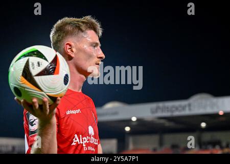 Unterhaching, Deutschland. September 2024. Dennis Waidner (Unterhaching, 39) beiom Einwurf, Einzelbild, Aktion, Aktion, 20.09.2024, Unterhaching (Deutschland), Fussball, 3. LIGA, SPVGG UNTERHACHING - FC ERZGEBIRGE AUE, DFB/DFL-VORSCHRIFTEN VERBIETEN DIE VERWENDUNG VON FOTOGRAFIEN ALS BILDSEQUENZEN UND/ODER QUASI-VIDEO. Quelle: dpa/Alamy Live News Stockfoto