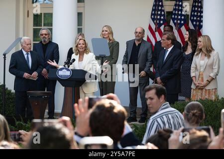 Washington, Usa. September 2024. First Lady Dr. Jill Biden veranstaltet eine Veranstaltung zum 25. Jahrestag des Debüts von „The West Wing“, einer beliebten Fernsehserie, die am 20. September 2024 im Weißen Haus in Washington DC spielt. Die First Lady nutzt die Gelegenheit, um die Fähigkeit der Kunst und des Geschichtenerzählens zu betonen, die Karriere im öffentlichen Dienst zu inspirieren. Die Serie lief sieben Staffeln lang und gewann zahlreiche Auszeichnungen, darunter 26 Emmys. (Foto: Allison Bailey/NurPhoto) Credit: NurPhoto SRL/Alamy Live News Stockfoto